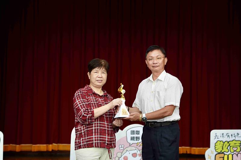 翁章梁出席校長會議，縣府全面實施免費午餐與升級硬體。