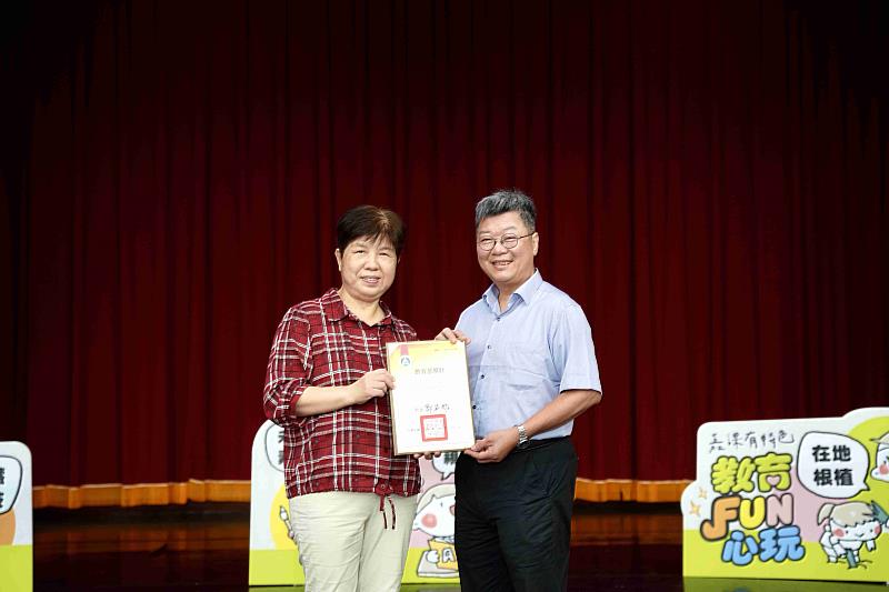 翁章梁出席校長會議，縣府全面實施免費午餐與升級硬體。