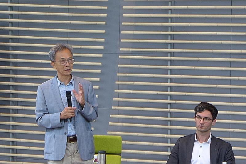 寶嘉誠工業負責人暨臺中市烏日區溪南工商協進會理事長吳銘禧（左）於綜合座談發言，分享臺中在地企業轉型的第一線需求。