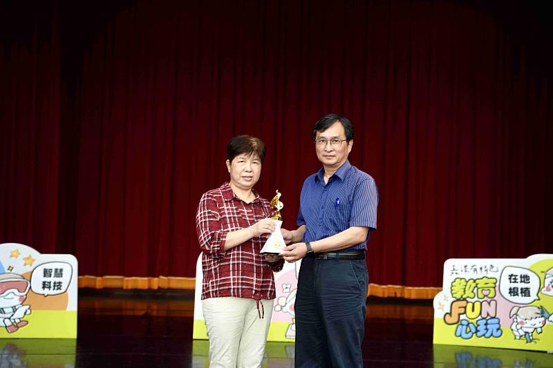 翁章梁出席校長會議，縣府全面實施免費午餐與升級硬體。