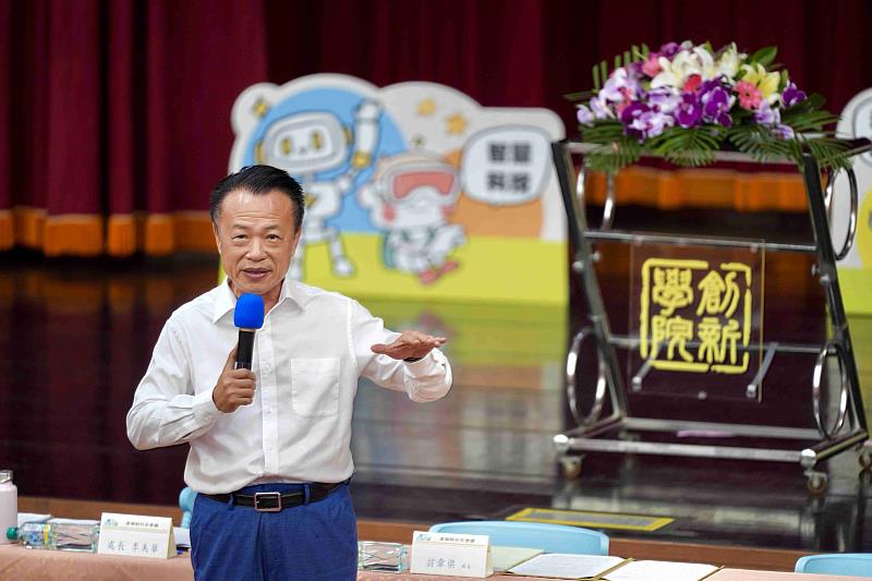 翁章梁出席校長會議，縣府全面實施免費午餐與升級硬體。