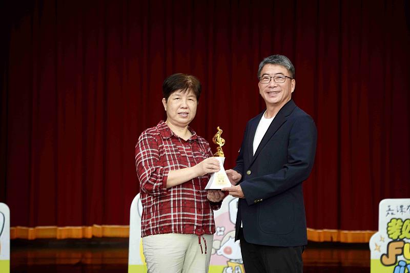 翁章梁出席校長會議，縣府全面實施免費午餐與升級硬體。