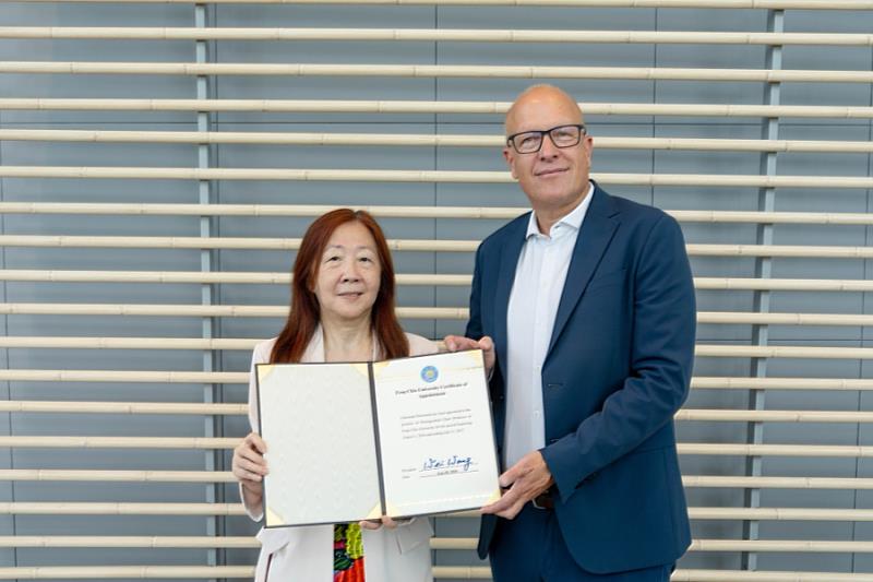 王葳校長頒發聘書，正式聘請Fraunhofer IST主任Christoph Herrmann教授擔任逢甲大學特約講座。