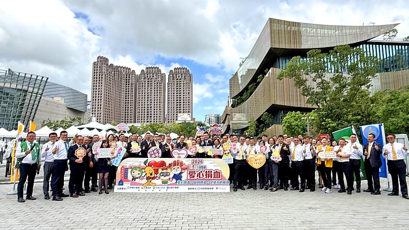 桃園市地政局長蔡金鐘與永慶加盟四品牌桃區同仁熱血合影，共同慶祝公益捐血活動圓滿落幕，成功募集809袋熱血。（永慶房產集團提供）