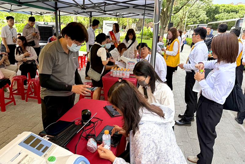 展現房仲第一品牌的服務精神！永慶加盟四品牌桃園區夥伴化身現場志工，確保活動順暢進行，讓民眾愛心都能順利地傳遞。（永慶房產集團提供）