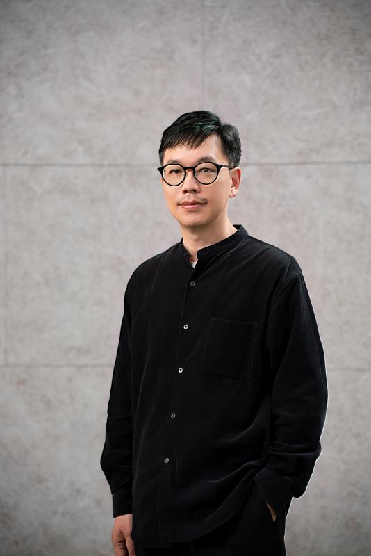 「藝術出走 2.0」邀請金獎導演侯季然紀錄計畫過程，侯季然以其獨特視角聚焦《夜路不怕黑》於萬華演出的茶室場景，發展紀錄短片《演出／日》（攝影師： 李羽涵）