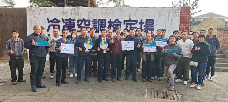 115年冷凍空調裝修丙級技術士證照培訓班學員與理事長黃志傑（前排左4）、副理事長兼臺南市直轄市商業總會理事長郭益成（前排右3）合照。（圖／中信科大提供）