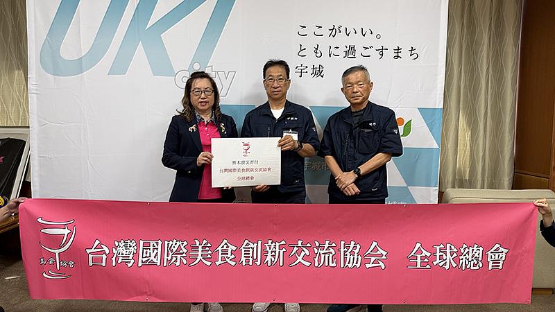 宇城市捐款。（左：錢妙玲會長，中：末松直洋市長，右：田村真一）