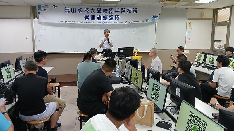周煥銘講座教授致詞勉勵參訓學員。