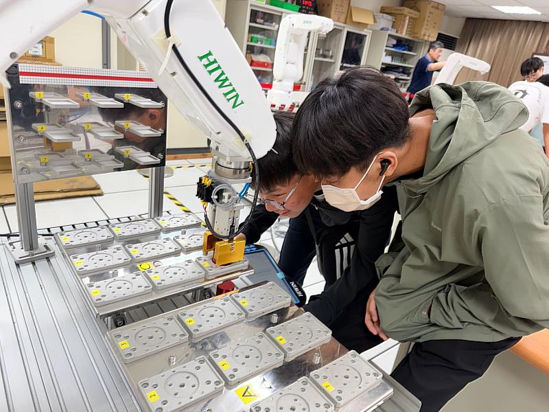 參訓同學體驗實機操作。