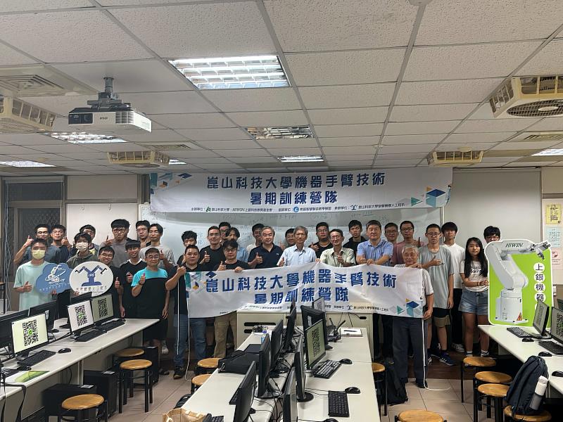 機器人系舉辦「機器手臂技術暑期訓練營隊」，全體合影。