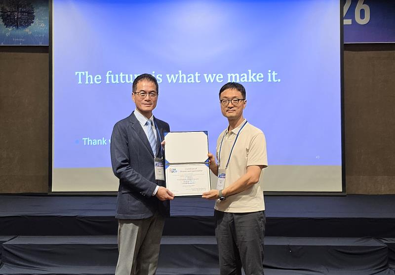 許輝煌校長（左）演講後接受主持人頒發感謝狀。（圖／淡江大學提供）