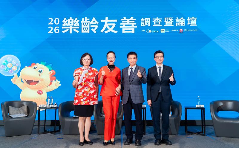 台灣人壽倡議樂齡友善「食」在健康，台灣人壽策略長葉栢宏（右起）、臺大醫院復健部主治醫師王亭貴、國際影星湯蘭花、桃園市龍潭區高原社區發展協會總幹事黃玉琴跨界對談。／台灣人壽提供