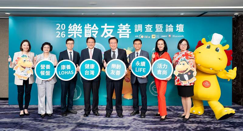 台灣人壽樂齡友善論壇，總統府秘書長潘孟安（左4）、國健署副署長林莉茹（左2）、台灣人壽董事長許舒博（左5）、策略長葉栢宏（左3）、國際影星湯蘭花（右3）共同倡議樂齡友善「食」在健康。／台灣人壽提供