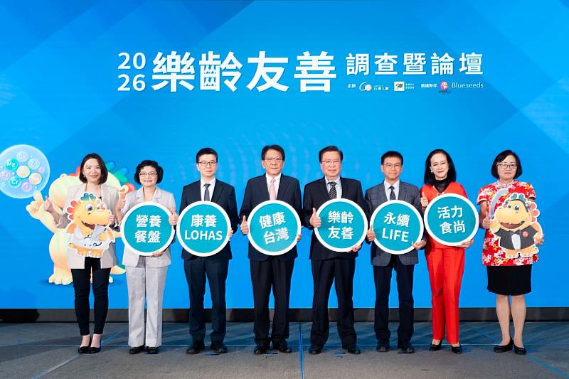 台灣人壽樂齡友善論壇，總統府秘書長潘孟安（左4）、國健署副署長林莉茹（左2）、台灣人壽董事長許舒博（左5）、策略長葉栢宏（左3）、國際影星湯蘭花（右2）共同倡議樂齡友善「食」在健康。／台灣人壽提供