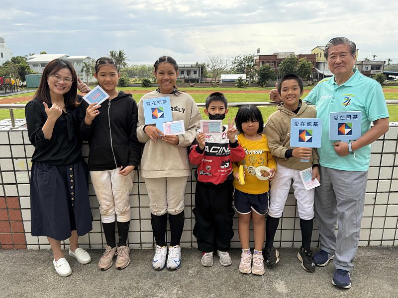 凱基慈善基金會執行長曾錦隆（右1）親訪偏鄉小學，關心學童營養及生活，期許孩子健康成長茁壯。
