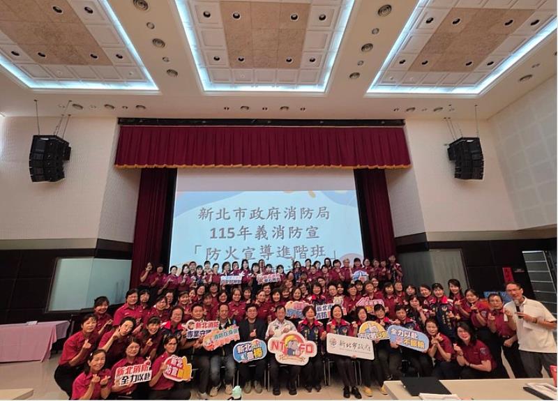 防火宣導教官與局長授課講師合影留念。
