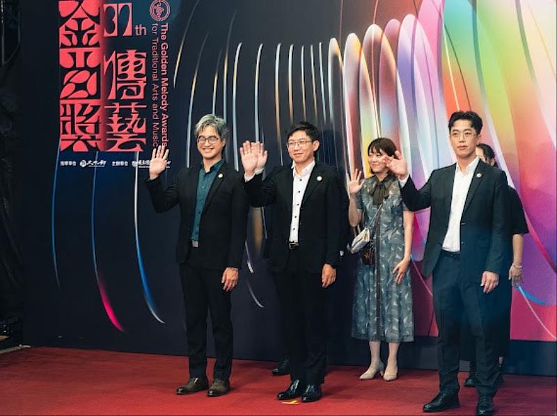 嘉頌重奏團亮相第37屆傳藝金曲獎紅毯，從左至右為嘉頌重奏團執行總監楊元碩、團長鄭家麟、東京佼成管樂團代表暨製作人篠原華、副團長簡晟軒。