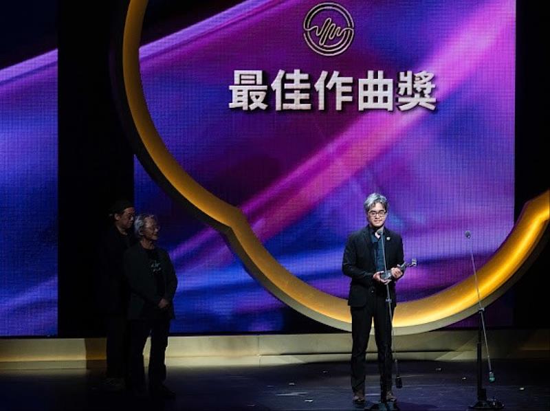 嘉頌重奏團執行總監楊元碩代表上台領取第37屆傳藝金曲獎「最佳作曲獎」，共享《樂脈》榮獲肯定的榮耀時刻。