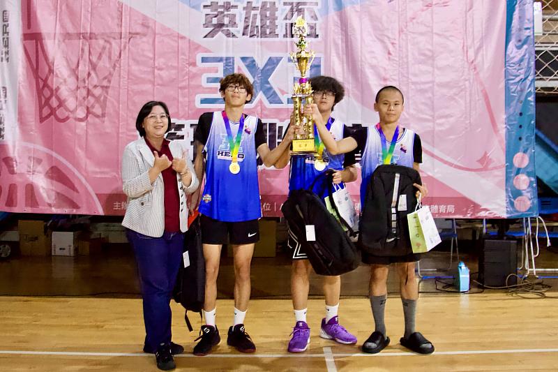 救國團運動處葉益吟處長頒發冠軍獎盃。