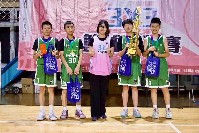 桃園國民運動中心陳怡珊執行長頒發季軍獎盃。