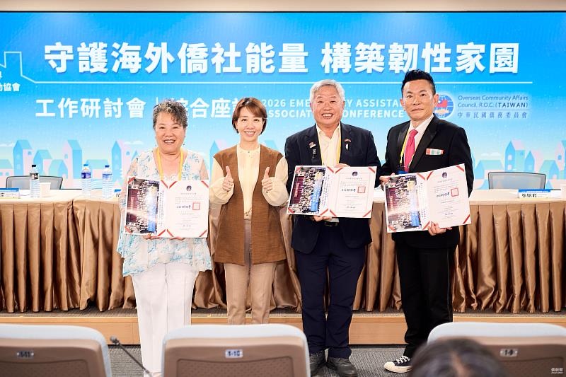 李姸慧頒贈結業證書予學員代表。
