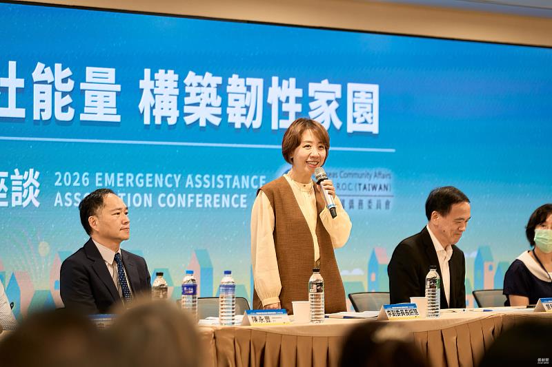 僑務委員會副委員長李姸慧主持綜合座談。