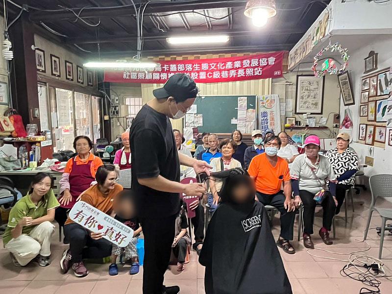 門諾基金會早療團隊舉辦偏鄉義剪活動，早療案家的姊姊高同學接受服務。
