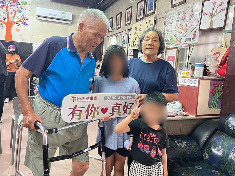 義剪完的高同學（中）與阿公（左）表示非常滿意，行動早療小站的學員高弟弟也開心度過了療癒時光。
