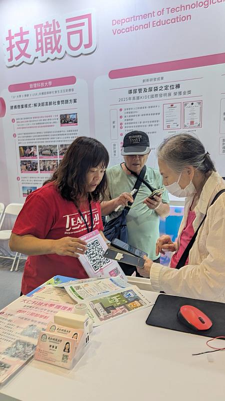 民眾到本校攤位互動。