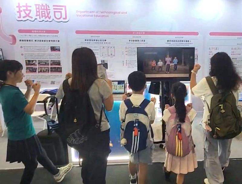 大仁科技大學護理系參展攤位護理系謝春滿副教授與民眾健康互動。