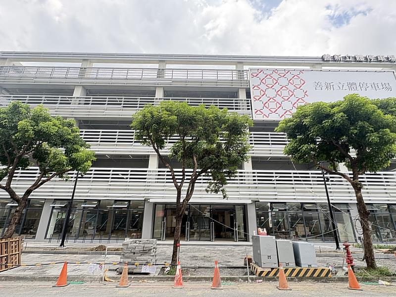 「善新立體停車場」預計11月完成驗收後啟用,逾300個小客車停車位、160餘個機車停車位,以及1樓商場空間,可望補足LM特區生活機能。