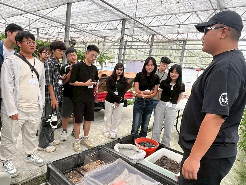 走訪不彎腰體驗農園，了解炭基質土壤與農業剩餘資材循環再利用，認識低碳農業及資源循環的永續實踐模式。