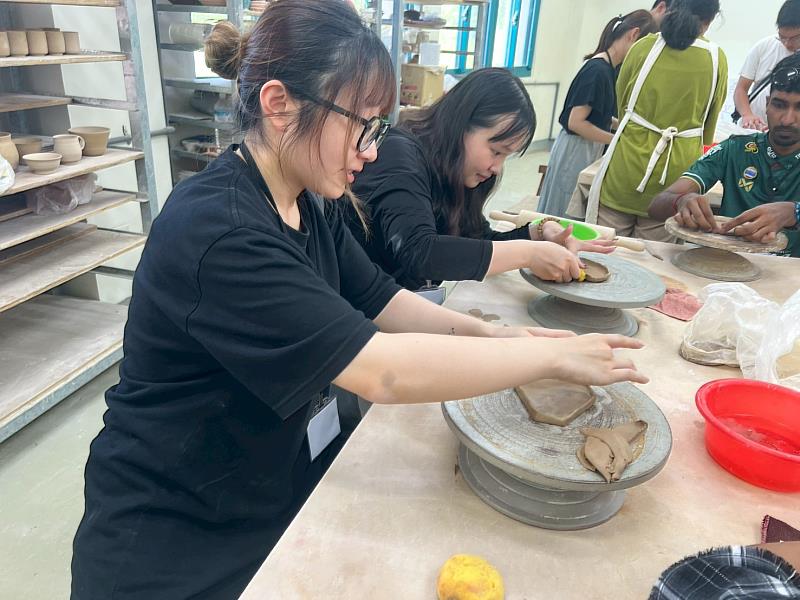 於國立東華大學藝術工坊體驗手拉坏創作，以災後馬太鞍溪淤泥再製陶土為材料，親身實踐災後資源再生與「化廢為寶」的循環經濟理念。