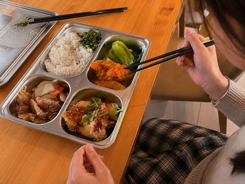 合作社透過大地食堂推廣在地低碳飲食，結合綠色餐廳與淨零餐盒，引導民眾實踐低碳消費。