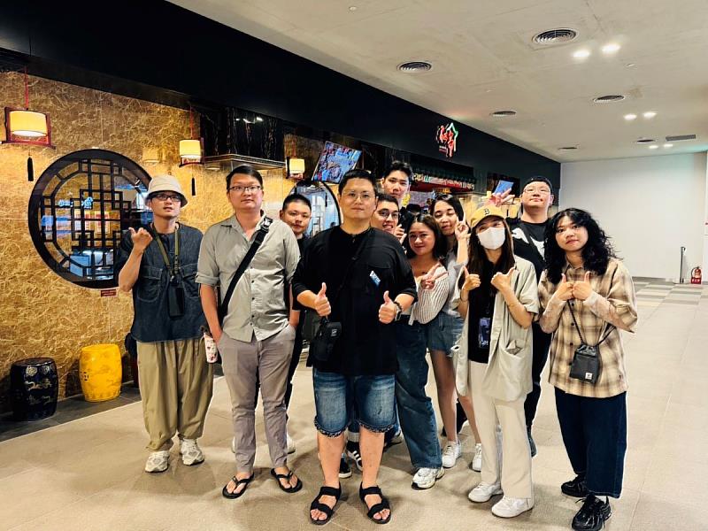 師父、店長及學長姊的陪伴下，昕芮從房地產知識、商圈經營到客戶溝通，一步步累積基本功，也讓原本的不安逐漸轉化為信心。