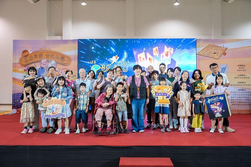 舉行「祖孫影像故事徵選」頒獎典禮，幼兒園、國小組與高雄市政府教育局劉副局長靜文合影。