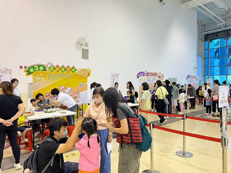 與教育部幼老共園USR計畫共同規劃「穿越時空繪本分享」，並設置10個闖關遊戲，邀請祖孫攜手挑戰，讓孩子在玩樂中認識長輩的童年，也讓長輩與孩子有更多互動的機會。
