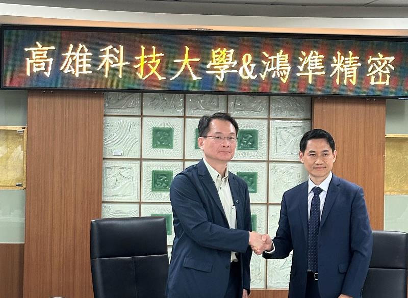 高科大吳忠信校長（左）與鴻準精密美國公司廖本揚總經理（右）握手，齊心合作共創未來。