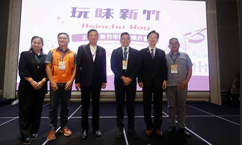 城銷處林昱志處長與駐新加坡童振源大使、新加坡導遊協會(STGS)合作委員主任JANNE LIU及新竹市觀光產業代表共同合影。