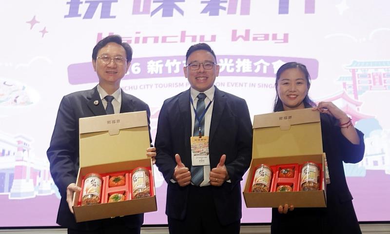 林昱志處長致贈新竹市特色禮品予駐新加坡童振源大使及新加坡導遊協會(STGS)合作委員主任JANNE LIU。