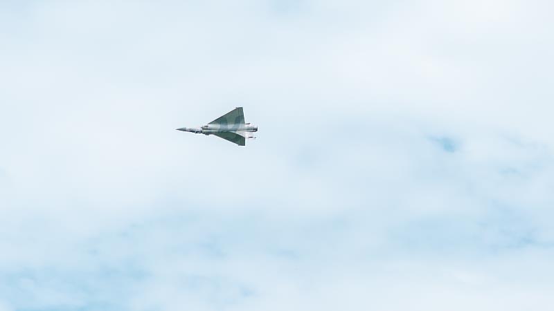觀賞幻象戰機飛行表演。