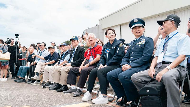 觀賞幻象戰機飛行表演。