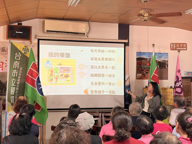 翁如意護理師與鹽水橋南社區民眾介紹我的餐盤口訣。