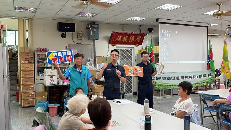南興里里長邀請歸仁派出所於講座前進行宣導。