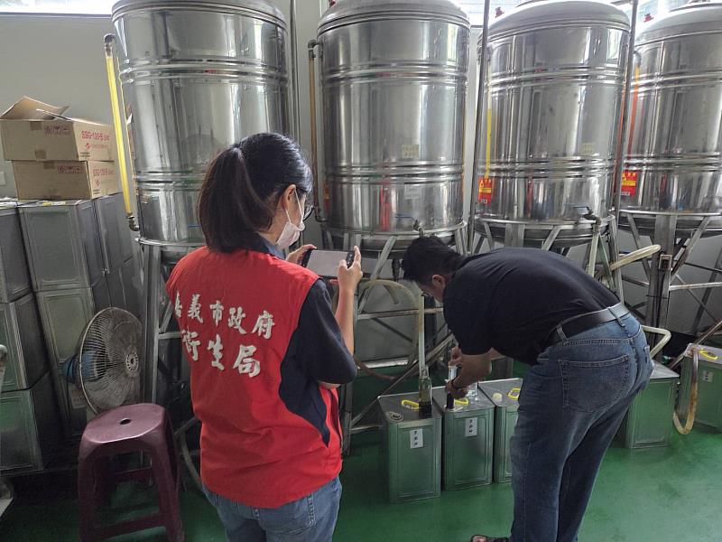 嘉市追查麻油車冷壓黑麻油苯駢芘超標案！衛生局全面清查產品流向、下架回收。