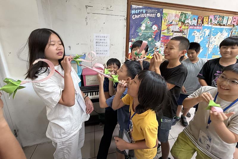 南大師資生帶領三村國小學生進行「我的青蛙尚勇」課程，透過實際演練深化學習與表達能力。