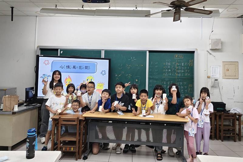 南大師資生以「心情萬花筒」引導三村國小學生認識與表達情緒，將社會情緒學習融入暑期營隊。