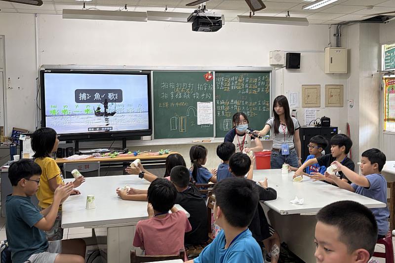 南大師資生帶領三村國小學生進行「捕魚歌」杯子節奏樂，在音樂互動中培養專注力與團隊合作。