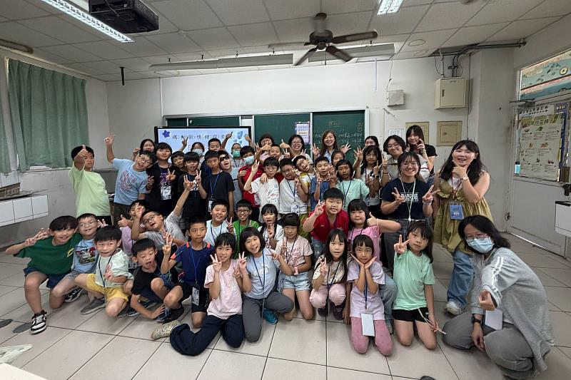 南大聯電課輔中心首次與三村國小合作暑期營隊，串聯師資培育與國小教育現場，深化教學實踐。